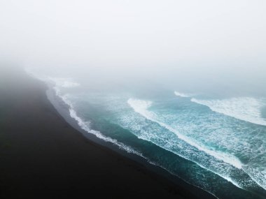 Siyah volkanik kumu olan Pasifik Okyanusu kıyısında. Hava aracı görüntüsü. Halaktyrsky Sahili, Kamçatka, Rusya. Yaz doğası arka planı