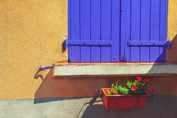Окно Фиолетовыми Ставнями Цветами Желтой Стене Красочная Архитектура Valensole Provence — стоковое фото