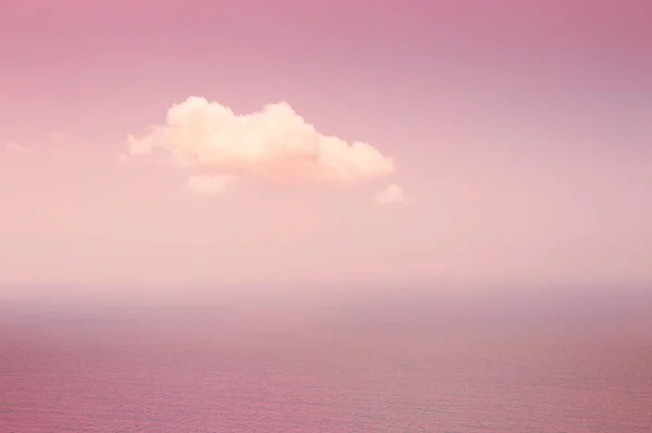 Witte Wolk Roze Lucht Boven Roze Zee Abstracte Natuur Achtergrond — Stockfoto