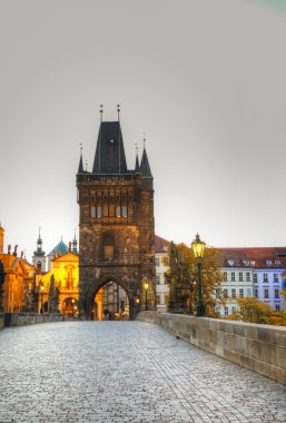 Prag'daki Charles Köprüsü surise zaman