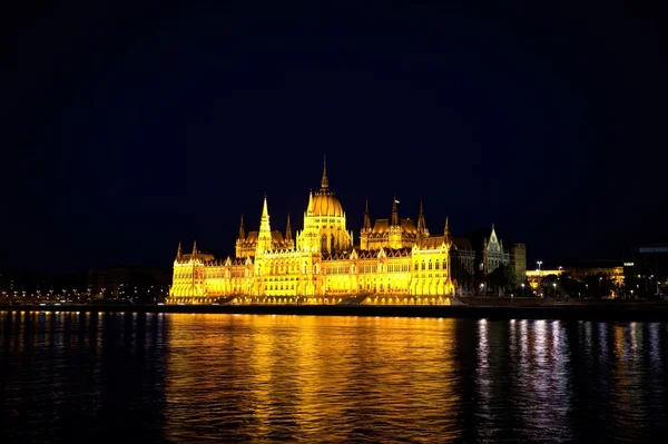 Casas do Parlamento húngaro em Budapeste — Fotografia de Stock