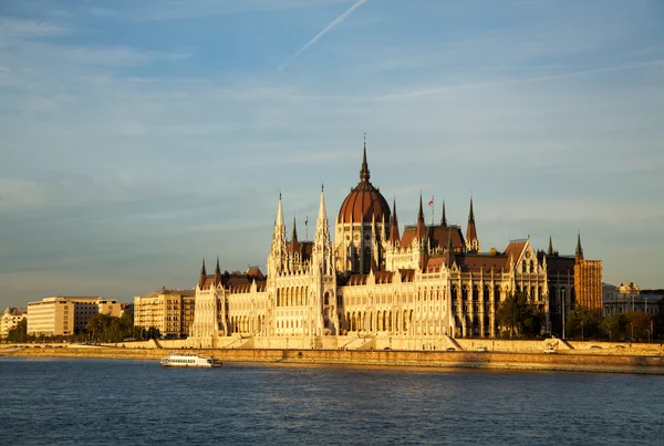Угорський парламент у Будапешті. — стокове фото