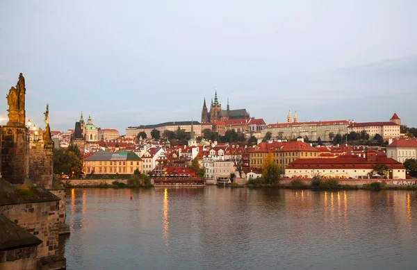 Přehled staré Prahy od Karlova mostu — Stock fotografie