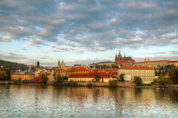 Översikt över gamla Prag från charles bridge sida — Stockfoto