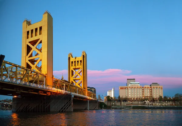 Золоті ворота підйомний міст в Сакраменто — стокове фото