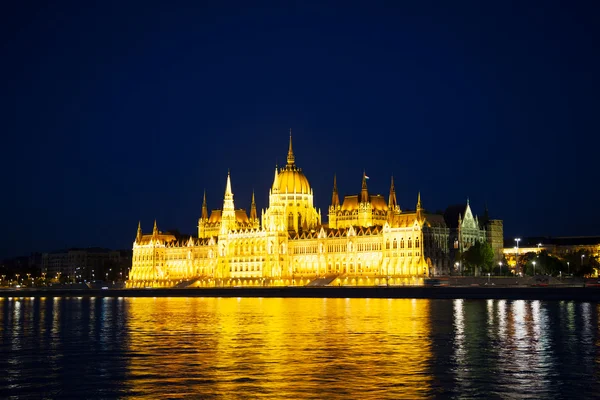 ハンガリー国会議事堂ブダペストの夜の時間で — ストック写真