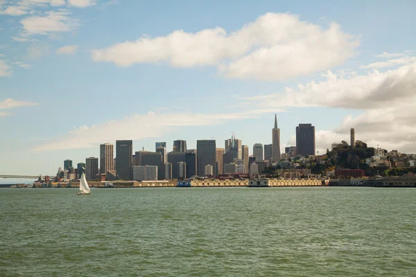 Downtown san Francisco, jak je patrné ze zálivu — Stock fotografie