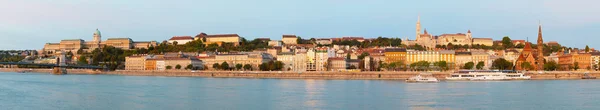 Oude Boedapest overzicht als gezien vanuit de Donau rivier bank — Stockfoto