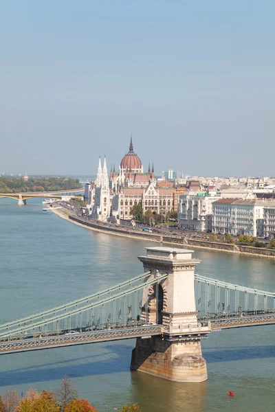 Κρεμαστή γέφυρα Szechenyi στη Βουδαπέστη, Ουγγαρία το Κοινοβούλιο — Φωτογραφία Αρχείου