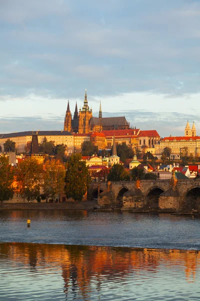 Översikt över gamla Prag från charles bridge sida — Stockfoto