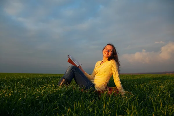 Teen flicka läsa bok utomhus — Stockfoto