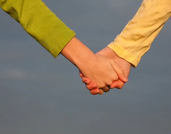 Teen girls holding hands — Stock Photo, Image