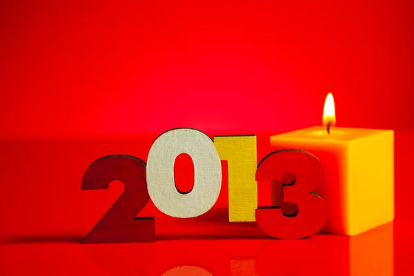 Dřevěné 2013 rok číslo s hořící svíčkou — Stock fotografie