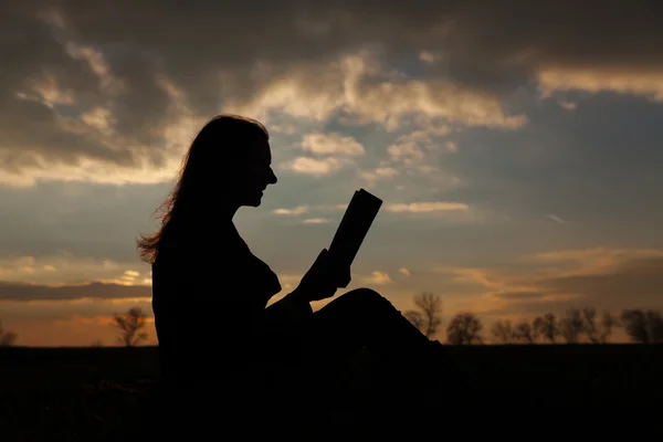 Tiener meisje leesboek buitenshuis — Stockfoto