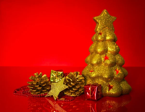 Goldener Evergreen mit Weihnachtsdekoration — Stockfoto