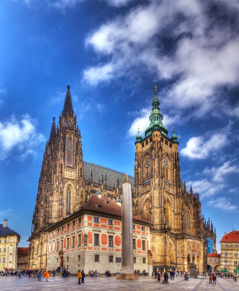 St. Vitus Cathedral in Prague surrounded by tourists — Stock Photo, Image