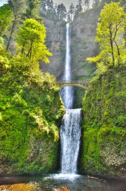 Multnomah falls ve sabah güneş ışık köprüsü