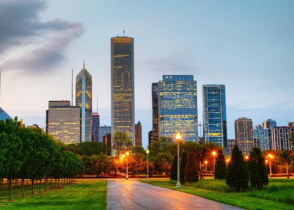 Skyline van chicago in de avond — Stockfoto