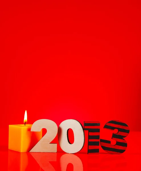木制 2013 年号码用一支燃烧的蜡烛 — 图库照片