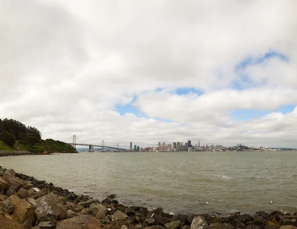 Центр Сан-Франциско как вид с бухты — стоковое фото
