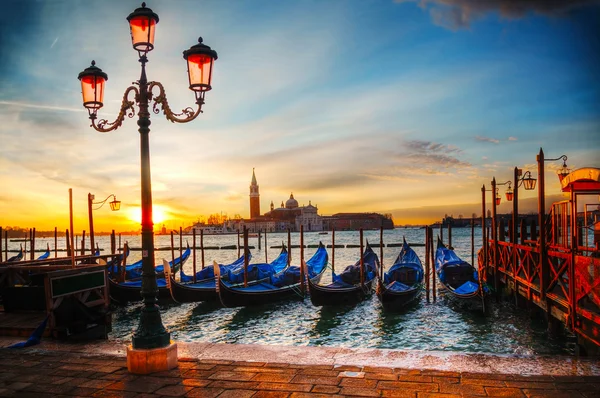 Góndolas flotando en el Gran Canal — Foto de Stock