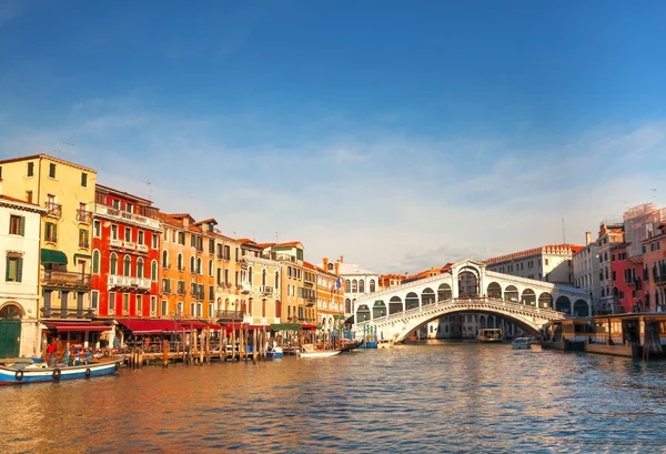 Rialtobrücke (Ponte di Rialto) in Venedig, Italien — Stockfoto