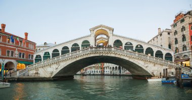 Rialto Köprüsü (Ponte Di Rialto) akşam