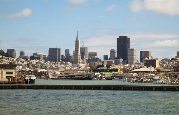 Downtown san Francisco, jak je patrné ze zálivu — Stock fotografie