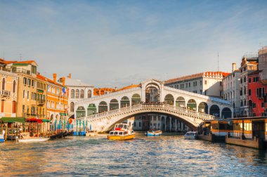 Rialto Köprüsü (Ponte Di Rialto) güneşli bir günde