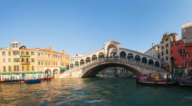 Rialto Köprüsü (Ponte Di Rialto) Venedik, İtalya güneşli bir günde