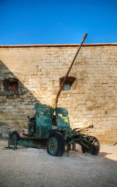 Παλιά ολμοβόλο από την εποχή του β ' Παγκοσμίου πολέμου σε ένα φρούριο — Φωτογραφία Αρχείου