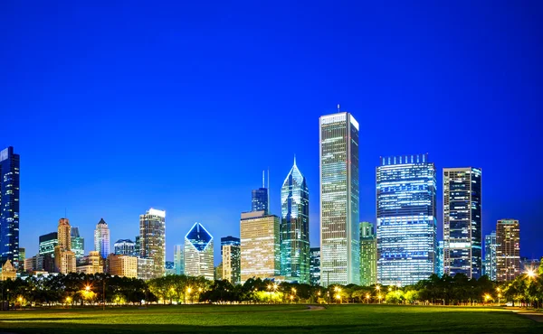 Downtown Chicago, IL in the evening — Stock Photo, Image