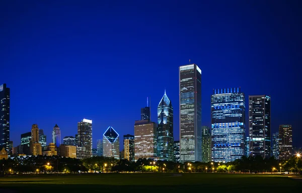 Downtown Chicago, IL le soir — Photo