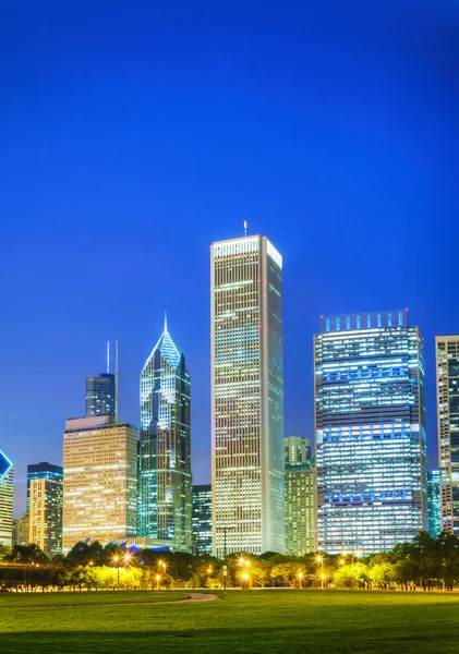 Downtown chicago, il på kvällen — Stockfoto