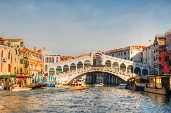 里亚托桥 (Ponte Di Rialto) 阳光灿烂的日子 — 图库照片