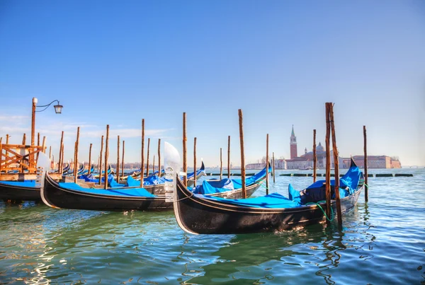 Gondoler flytande i Canal Grande — Stockfoto