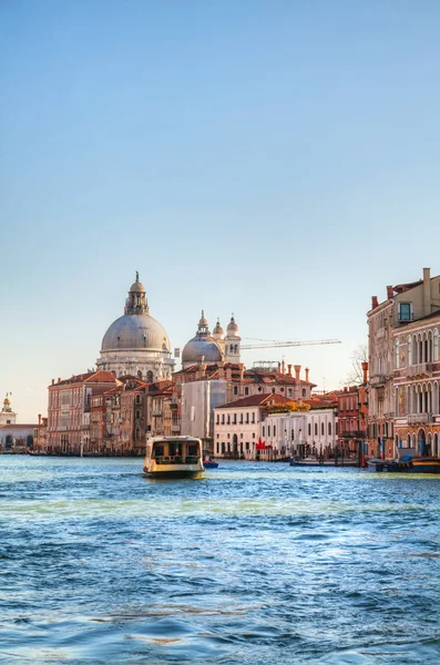 Uitzicht op de basilica di santa maria della salute — Stockfoto