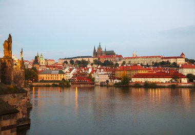 Charles köprüsü tarafından Prag 'a genel bakış