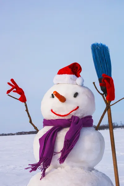 Boneco de neve solitário em um campo nevado — Fotografia de Stock