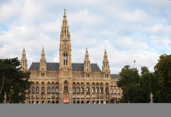 Rathaus (Câmara Municipal) em Viena, Áustria pela manhã — Fotografia de Stock