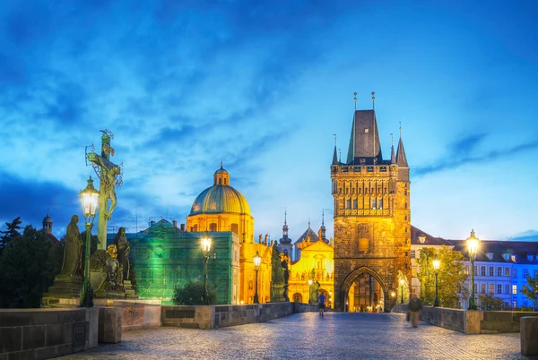 Karelsbrug in Praag vroeg in de ochtend — Stockfoto