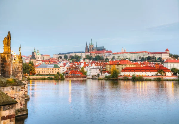 Vista general de la antigua Praga desde el lado del puente Charles — Foto de Stock