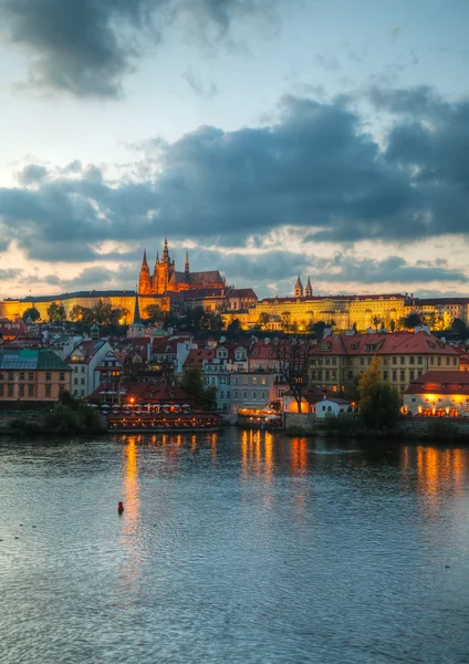 Översikt över gamla Prag från charles bridge sida — Stockfoto