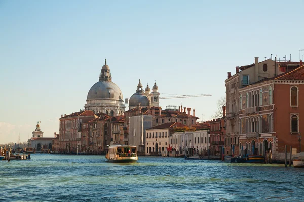 Basilica Di Santa Maria della Salute con vaporetto flotando en — Foto de Stock