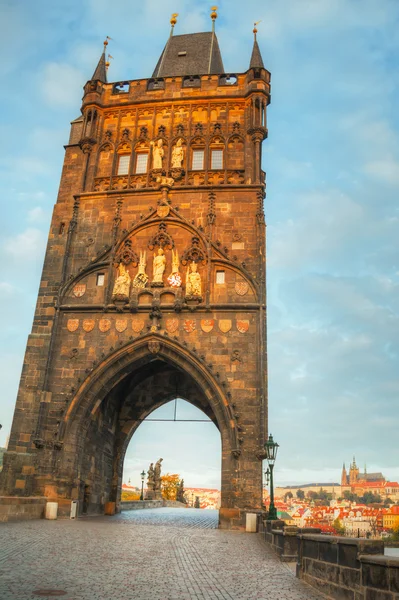 Karlsbron i Prag vid soluppgång tid — Stockfoto