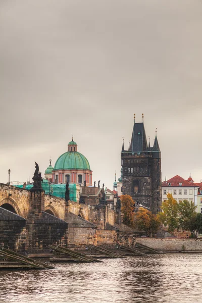 Karlsbron i Prag tidigt på morgonen — Stockfoto
