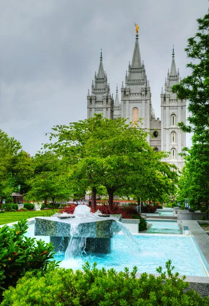 Fonte em frente ao Templo dos Mórmons em Salt Lake City, UT — Fotografia de Stock