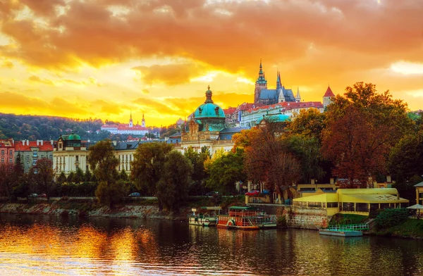 Översikt över gamla Prag från charles bridge sida — Stockfoto