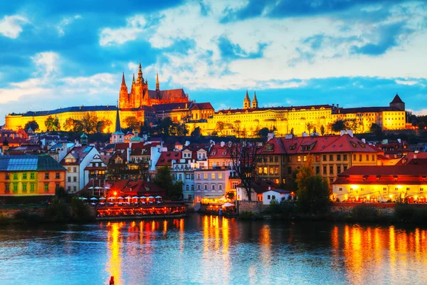 Översikt över gamla Prag från charles bridge sida — Stockfoto