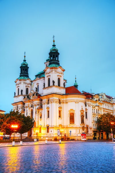 A Prágai Óváros tér St. Nicolas templomot — Stock Fotó